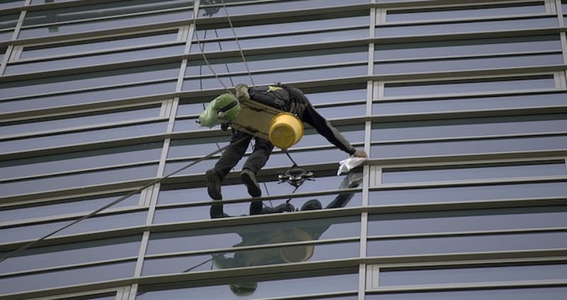 cara membersihkan kaca gedung bertingkat