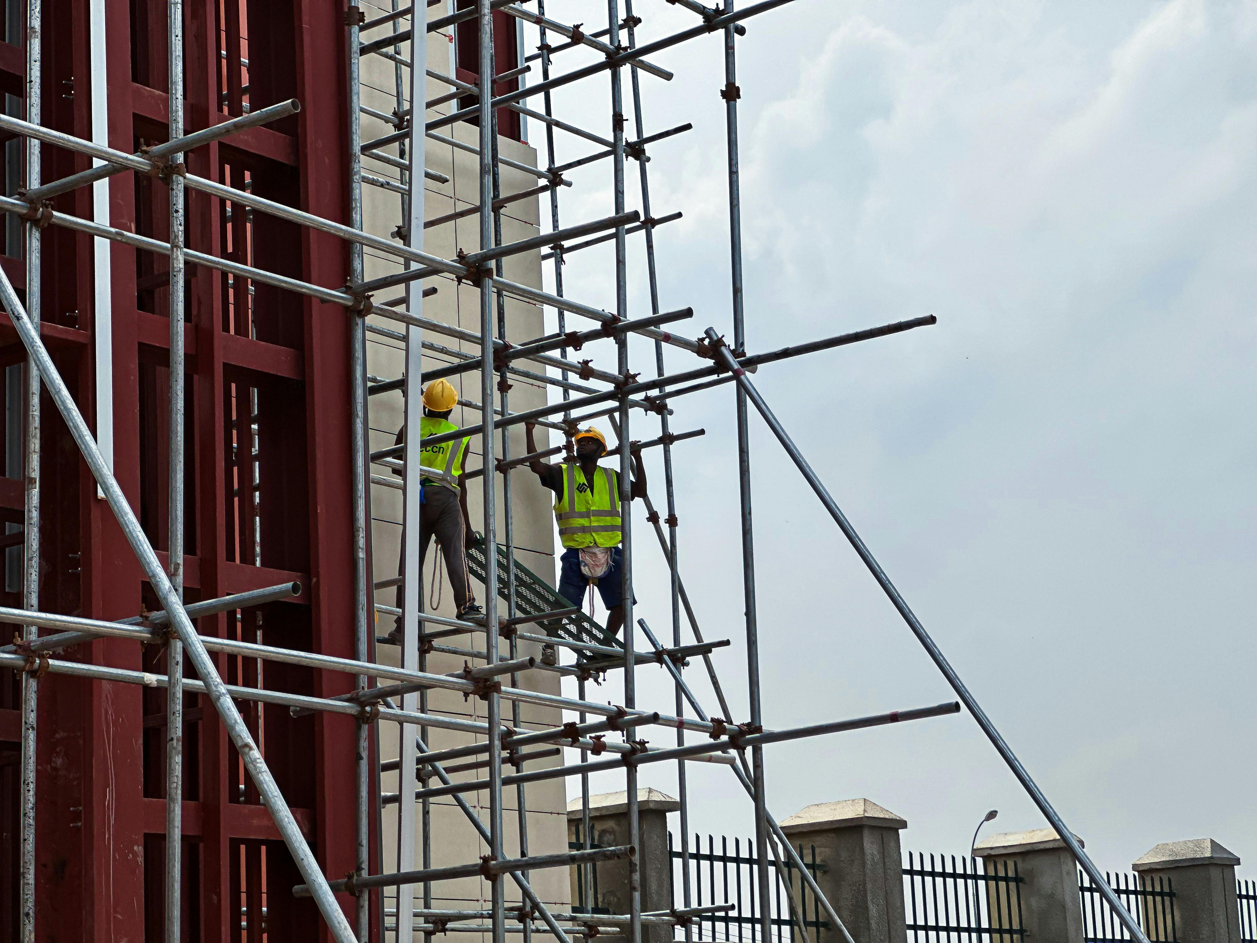 Guardrail Scaffolding: Baja atau Aluminium, Mana yang Tepat?