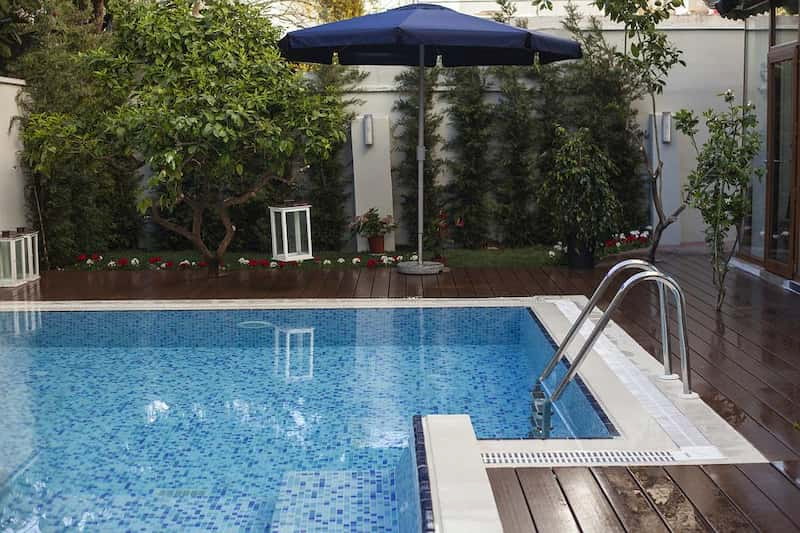 Konstruksi Kolam Renang: Bahan Baku dan Cara Membangunnya