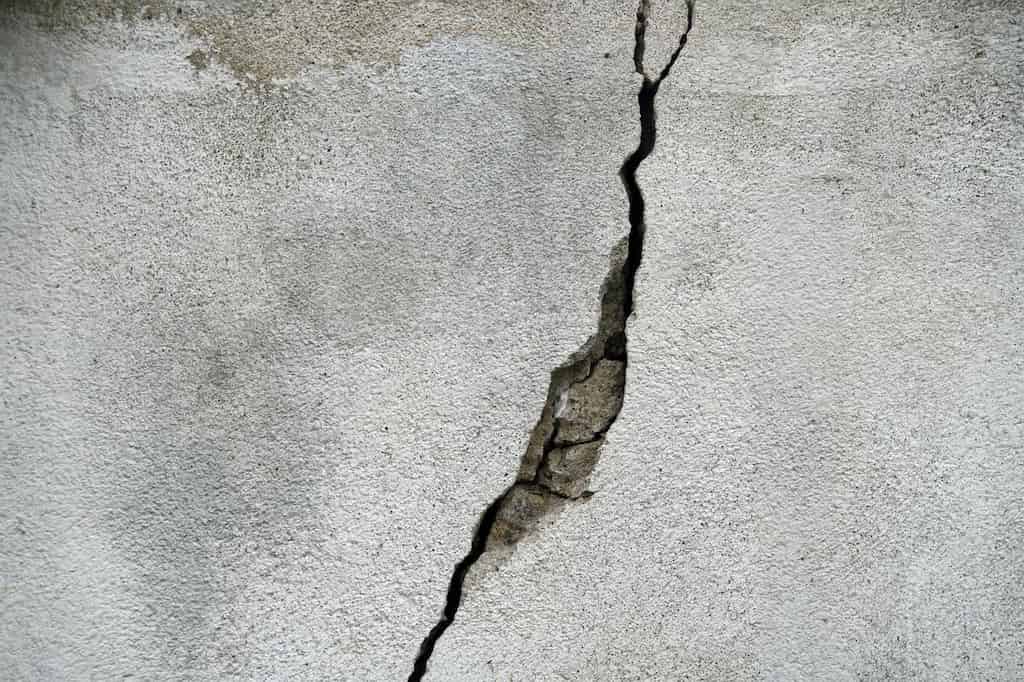 cara memperbaiki tembok yang retak tembus