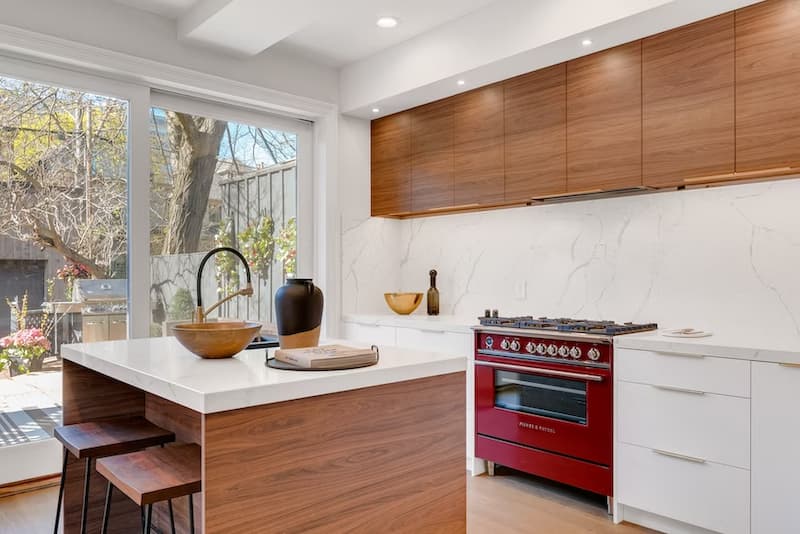 7 Model Dapur di Bawah Tangga untuk Maksimalkan Ruang di Hunian Anda
