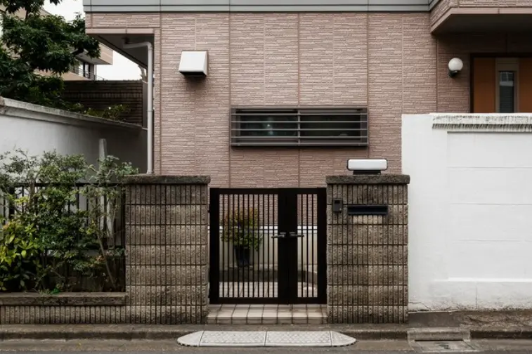 1. Desain Rumah Tropis Modern Satu Lantai