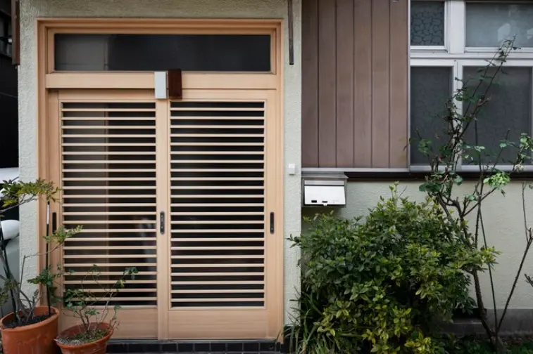 4. Desain Rumah Tropis Modern dengan Sliding Door