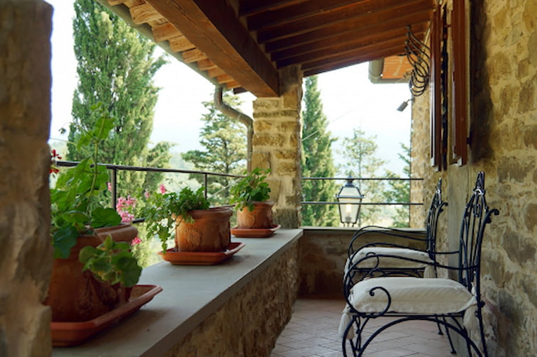 Balkon Romantis dengan Pergola