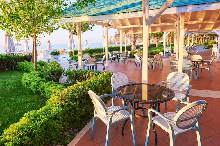 Cafe Outdoor Halaman Rumah Bergaya Mediterania