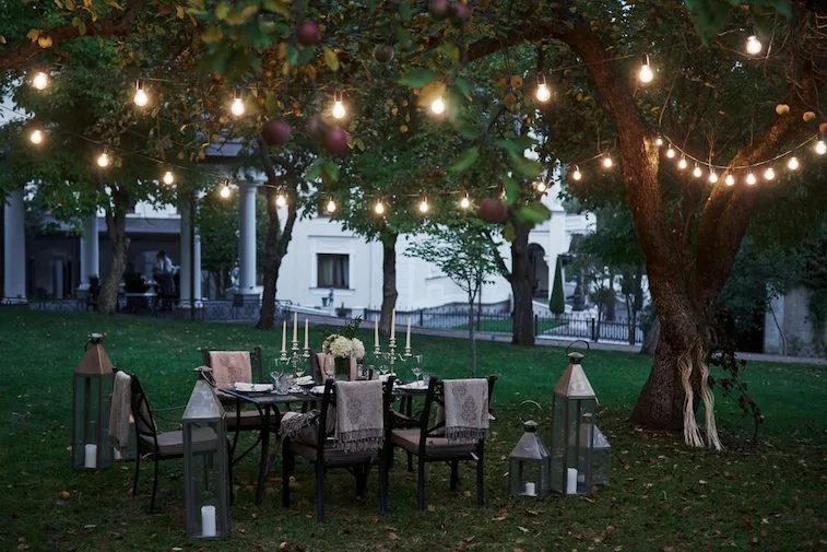Cafe Outdoor Halaman Rumah dengan Pencahayaan Romantis