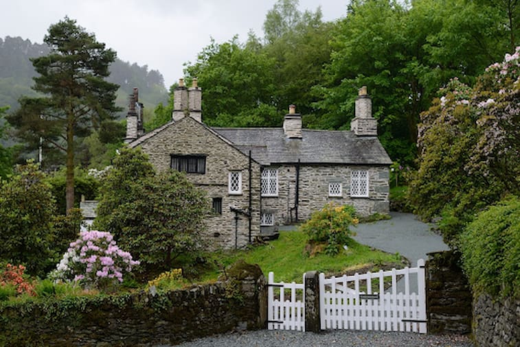 Cottage Inggris yang Romantis