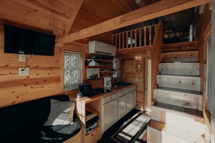 Dapur Bawah Tangga Mungil Bernuansa Kayu