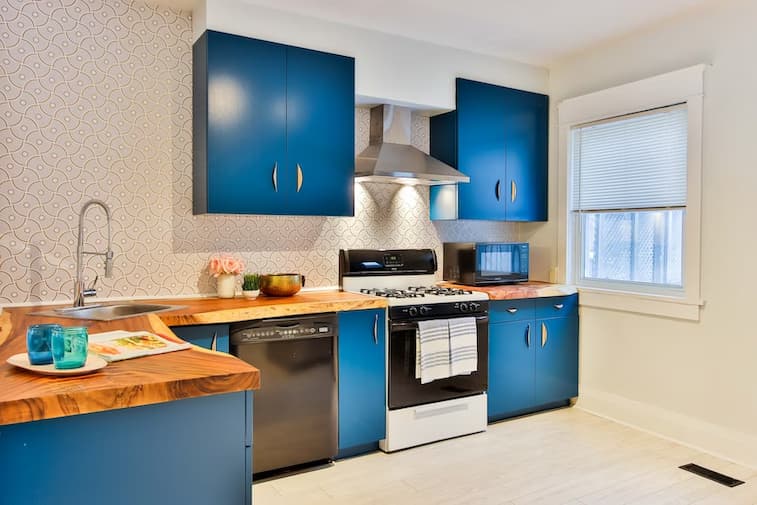 Dapur Kontemporer dengan Sentuhan Warna Cerah