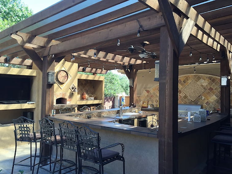 Dapur Outdoor dengan Desain Rustik
