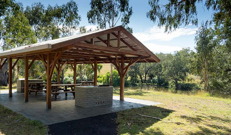 Dapur Outdoor dengan Fasilitas Lengkap