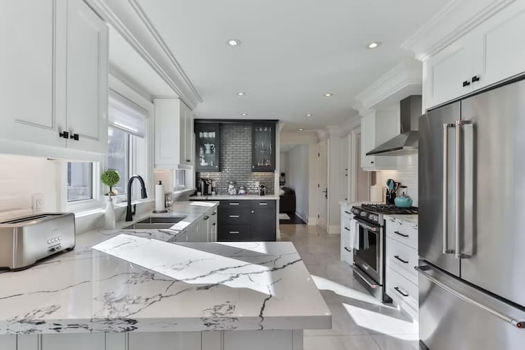 Dapur dengan Meja Kerja yang Luas
