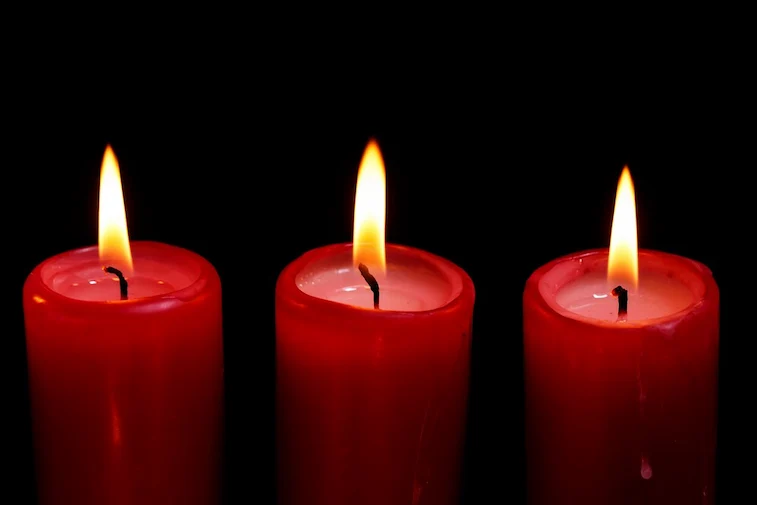 Dekorasi Imlek dengan Lilin Merah
