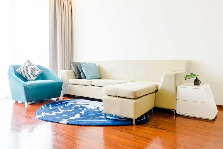 Dekorasi Ruang Tamu 3x3 dengan Sofa L