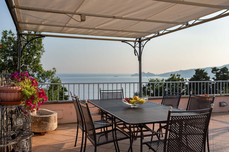Desain Balkon dengan Pergola