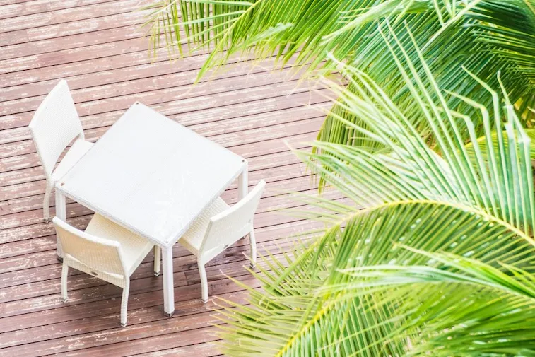 Desain Cafe Outdoor Halaman Rumah Serba Putih