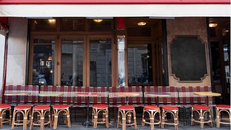Desain Cafe Outdoor Halaman Rumah ala Paris