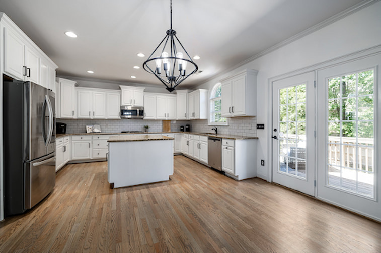 Desain Dapur dengan Pintu Kaca Transparan