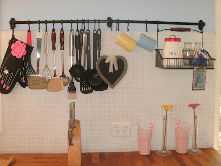 Desain Dapur dengan Rak Gantung