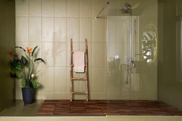 Desain Kamar Mandi Estetik dengan Kaca Transparan