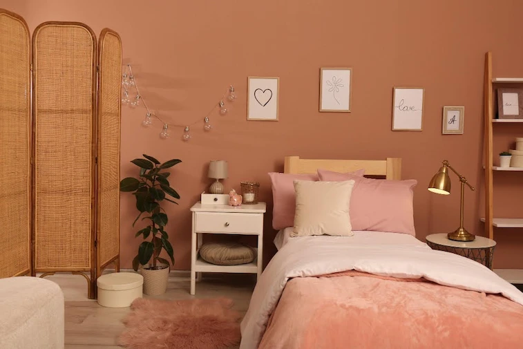 Desain Kamar Pink dengan Sentuhan Vintage