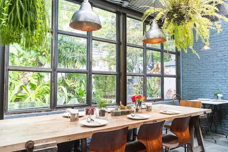 Desain Ruang Makan Minimalis dengan Sentuhan Tropical