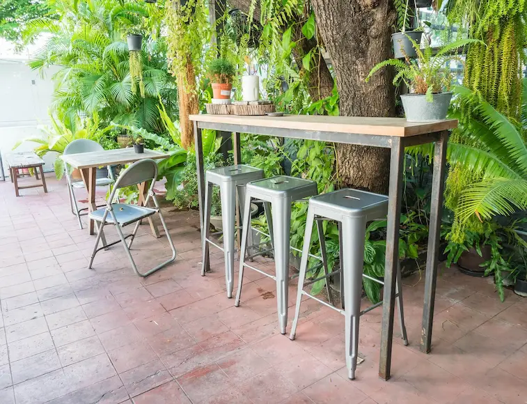 Desain Ruang Tamu Teras Ala Cafe