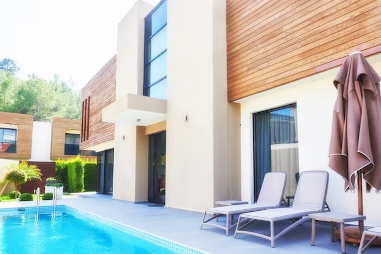 Desain Rumah Tropis Modern Kombinasi Kayu dan Industrial