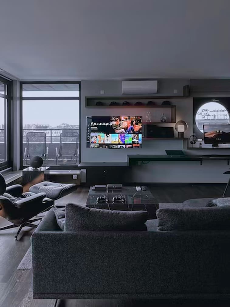 Desain Simetris dengan Meja TV Mengambang