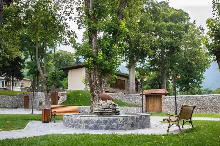 Desain Taman Rumah dengan Area Batu