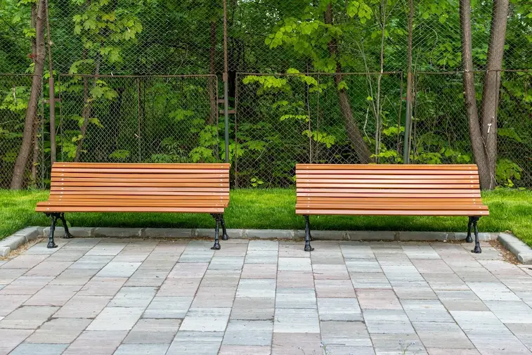 Desain Taman Rumah dengan Bangku Kayu