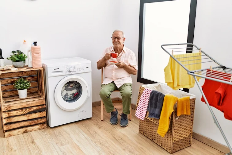 Desain Tempat Cuci Baju dengan Jendela Besar