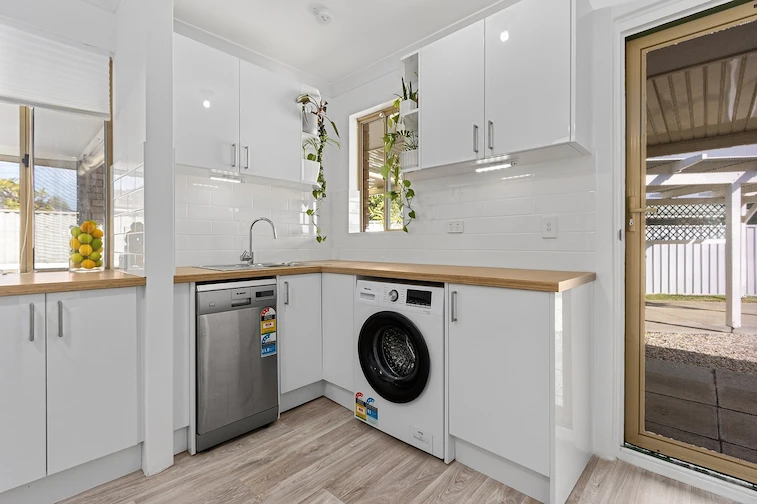 Desain Tempat Cuci Baju dengan Pintu Kaca