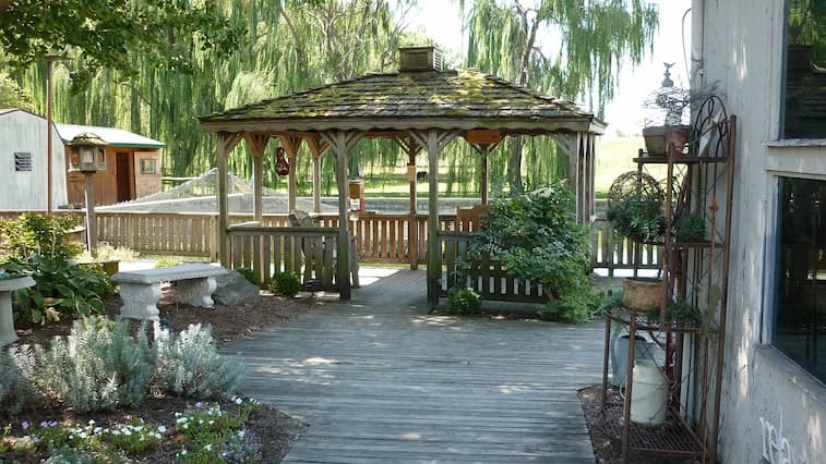 Desain Teras Panjang dengan Gazebo