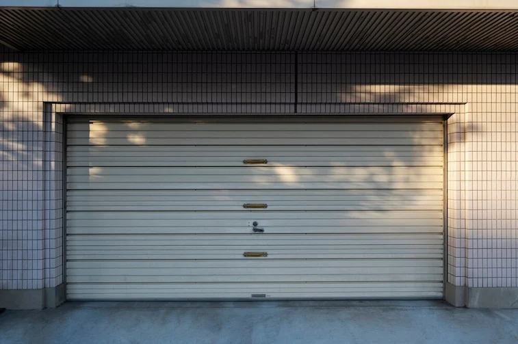 Garasi Motor Minimalis Pintu Besi