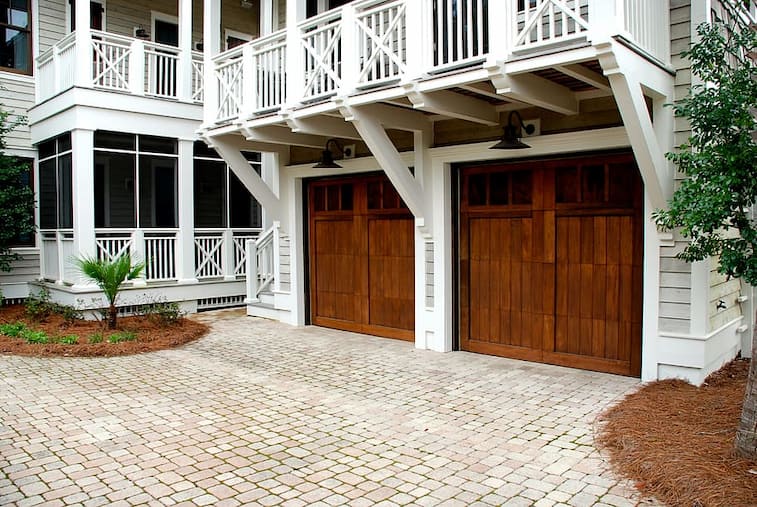 Garasi di Bawah Balkon