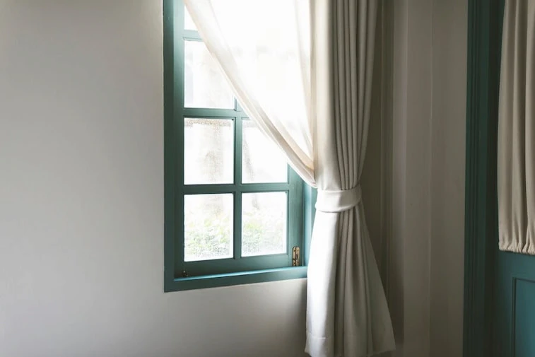 Jendela Kamar Tidur Kayu