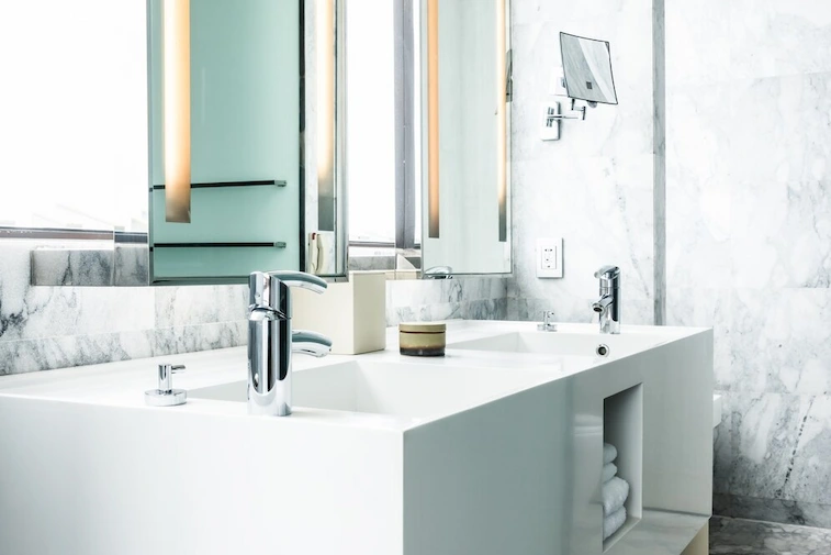 Kamar Mandi Industrial dengan Kaca Besar