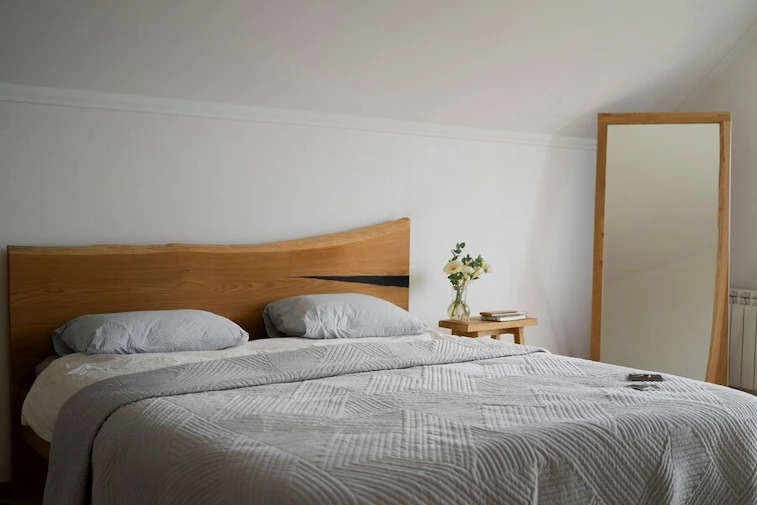 Kamar Tidur Monokrom Aksen Kayu