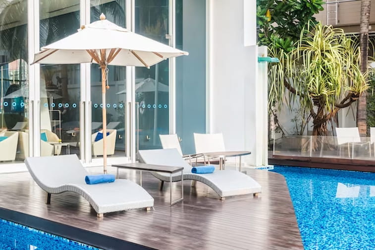 Kombinasi Taman dan Kolam Renang