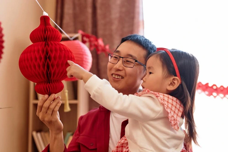 Menghias dengan Lampion Merah
