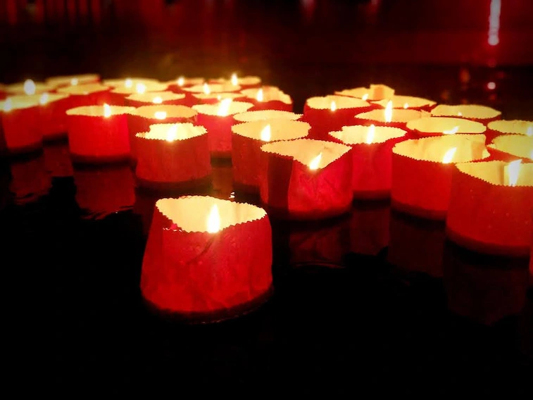Menyediakan Tempat untuk Menyala Lilin Merah