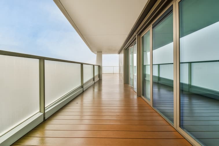 Model Pagar Balkon Atas dengan Kaca