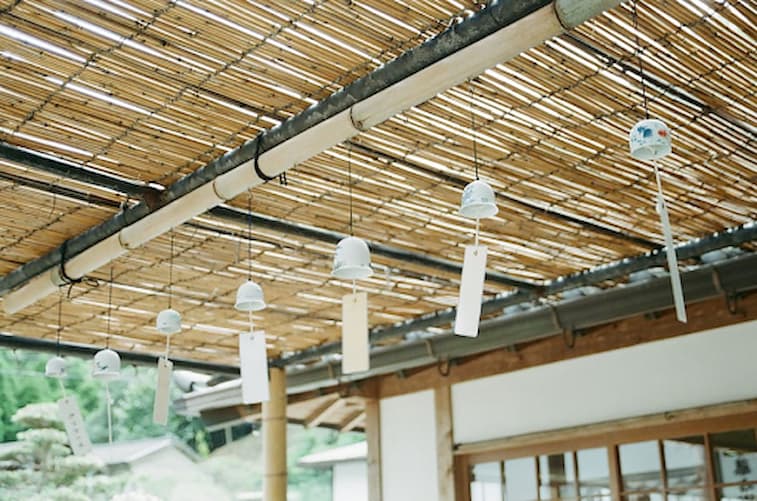 Model Teras Rumah Tertutup dengan Bambu Alami