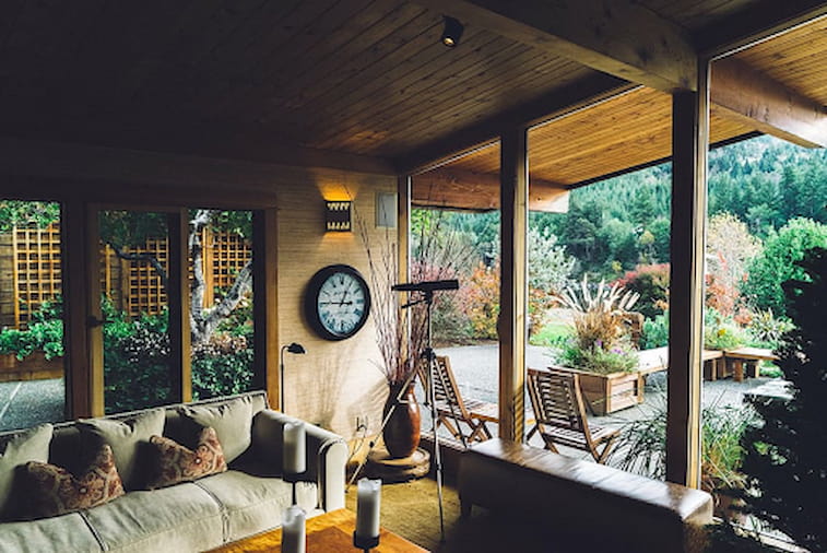 Model Teras Rumah Tertutup dengan Pergola Kayu