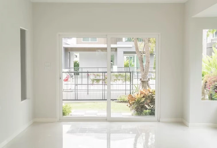 Mushola Modern dengan Pintu Geser Kaca