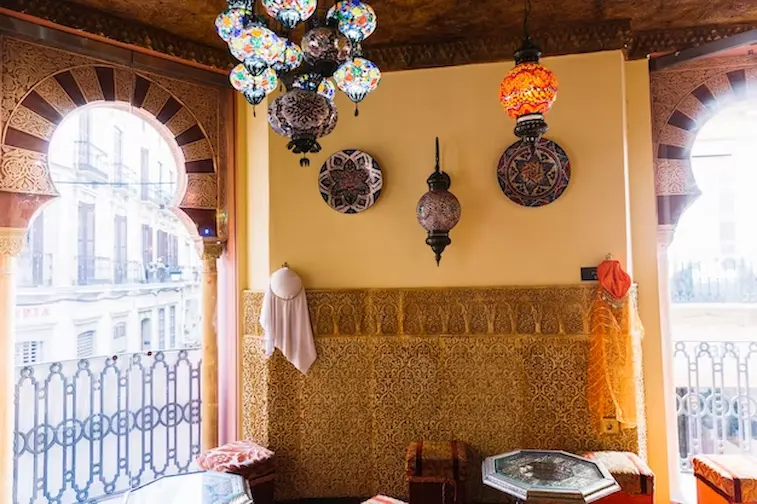 Mushola Tradisional dengan Karpet Sajadah