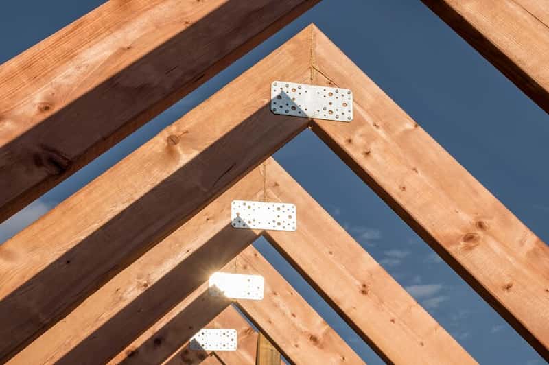 Perbedaan Rangka Atap Kayu vs Baja Ringan
