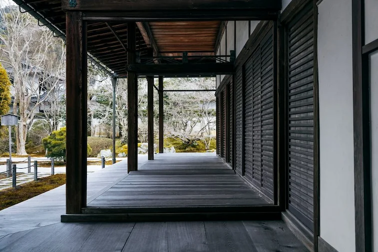Ruang Tamu Outdoor dengan Konsep Pergola Berbahan Logam