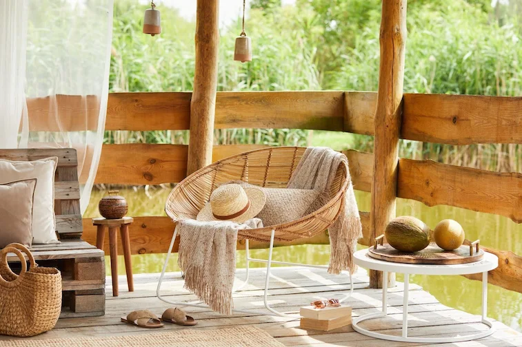 Ruang Tamu Outdoor dengan Konsep Scandinavian